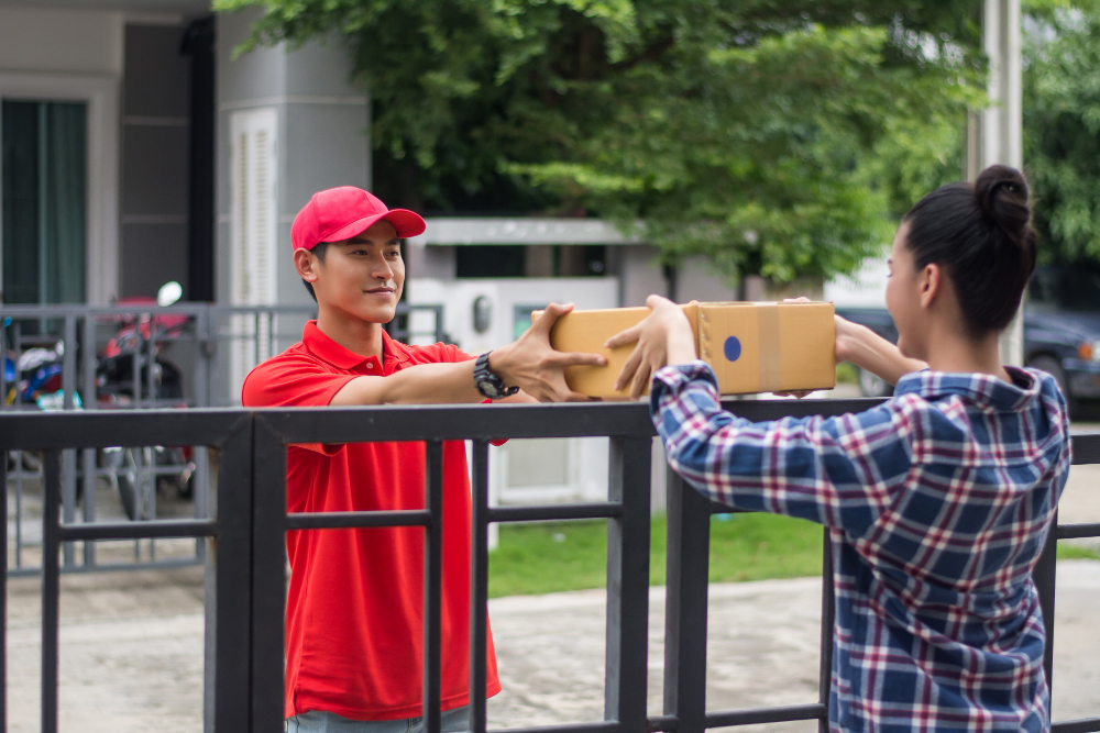 mengirim paket jelang hari raya imlek